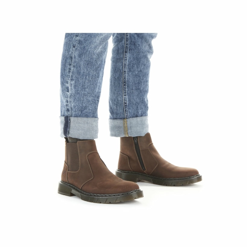 Nougatbraune Rieker Herren Chelsea Boots 31650-23 mit einer robusten Profilsohle. Schuh am Fuß