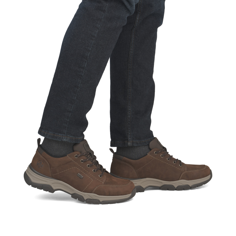 Dunkelbraune Rieker Herren Schnürschuhe 11222-22 aus Rauleder. Schuh am Fuß.