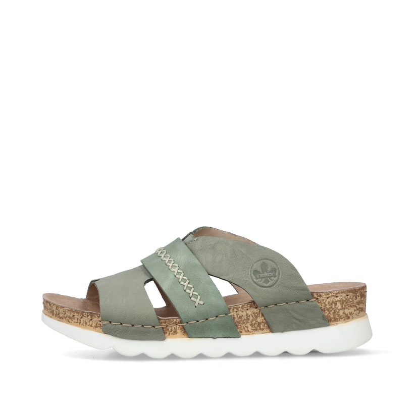 Grüngraue Rieker Damen Pantoletten 64469-52 mit groben Ziernähten. Schuh Außenseite.
