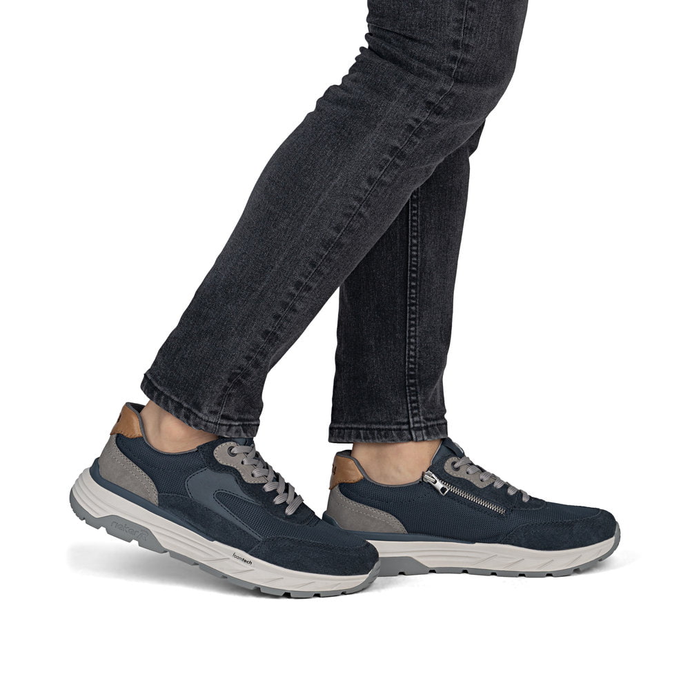 Blaugraue Rieker Herren Sneaker Low 06100-15 mit einem Reißverschluss. Schuh am Fuß.
