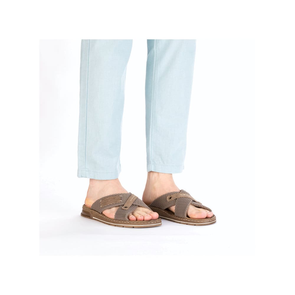 Beige Rieker Herren Pantoletten 21239-64 mit Komfortweite G sowie leichter Sohle. Schuh am Fuß.