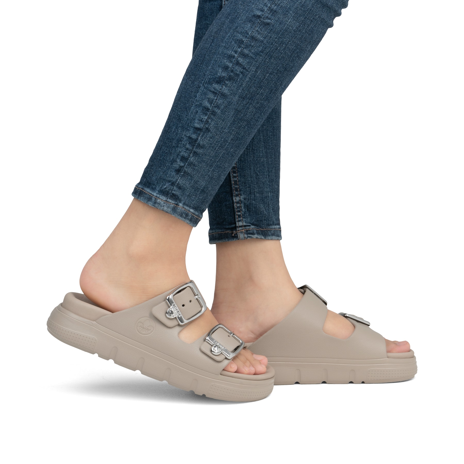 Beige Rieker Damen Pantoletten P2180-60 mit Schnallen sowie flexibler Sohle. Schuh am Fuß.