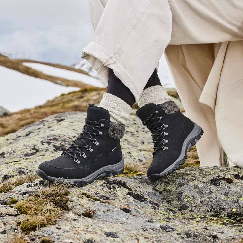 schwarze Rieker Damen Schnürstiefel M9610-00 getragen