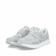 Graue Rieker Herren Sneaker Low 09100-40 mit Schnürung sowie abgesetztem Logo. Schuhpaar seitlich schräg.