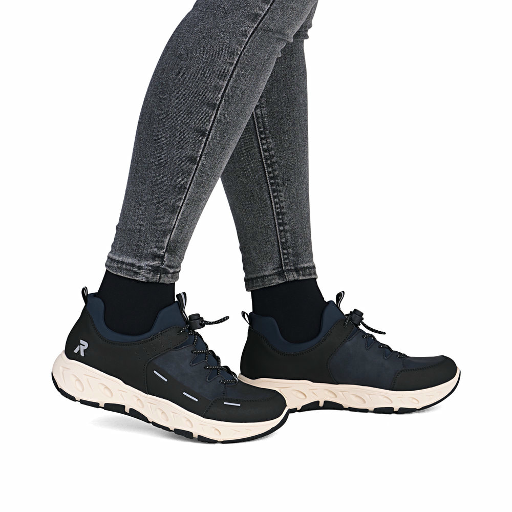 Baskets basses Rieker bleues pour femme M6550-14 avec bande élastique. Chaussure au pied.
