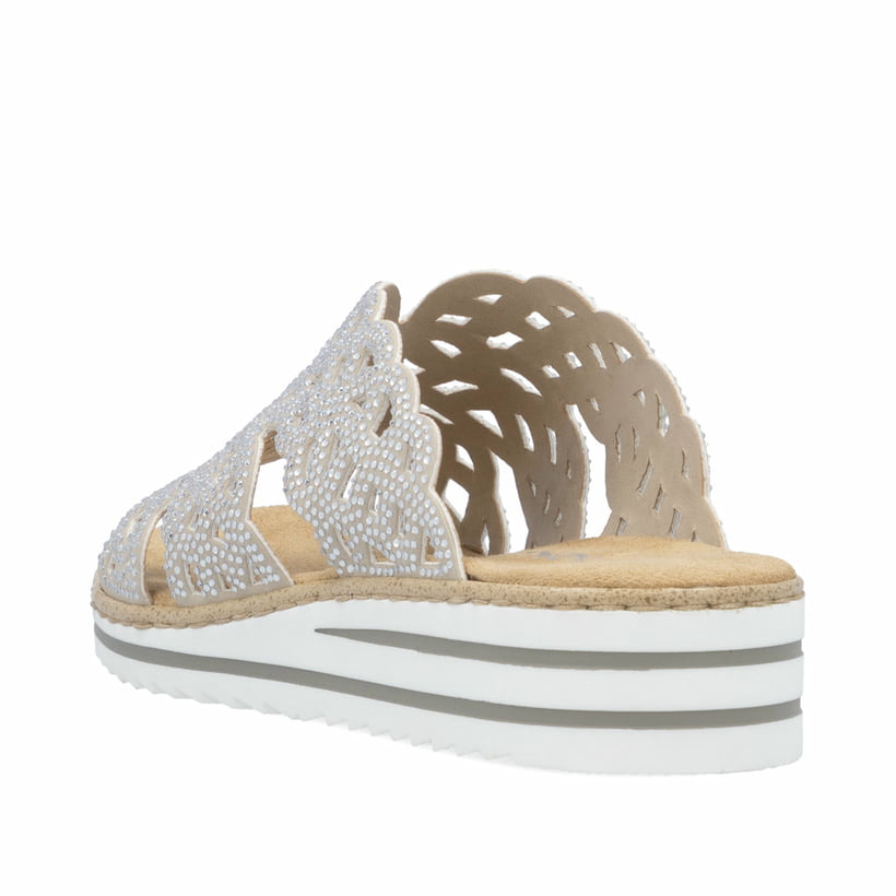 Beige Rieker Damen Pantoletten V0689-63 mit Strasssteinen. Schuh von hinten.