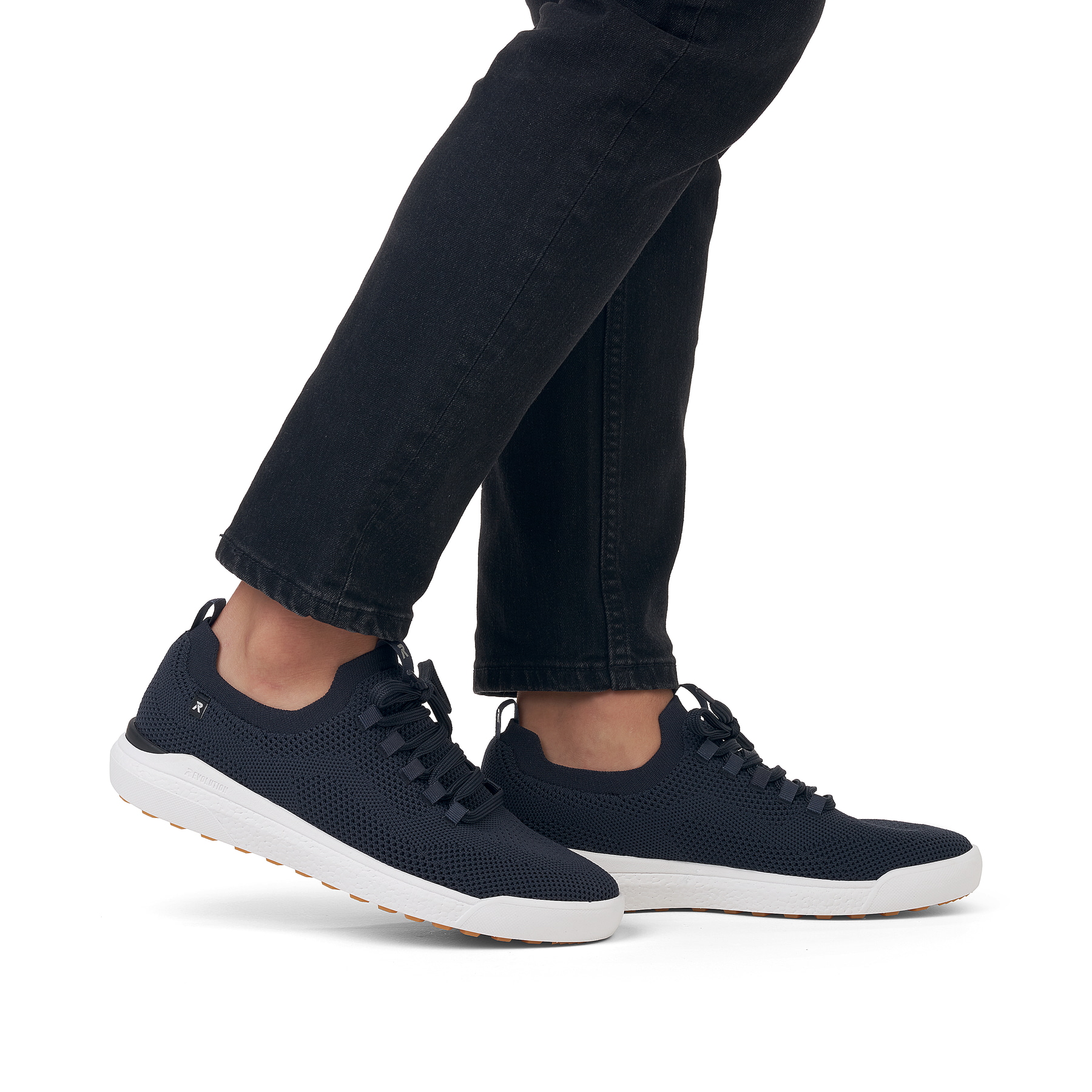 Blaue waschbare Rieker Herren Slipper U1103-14 mit einer flexiblen Sohle. Schuh am Fuß.