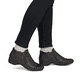 Dunkelbraune Rieker Damen Kurzstiefel 58388-26 aus Glattleder. Schuh am Fuß.