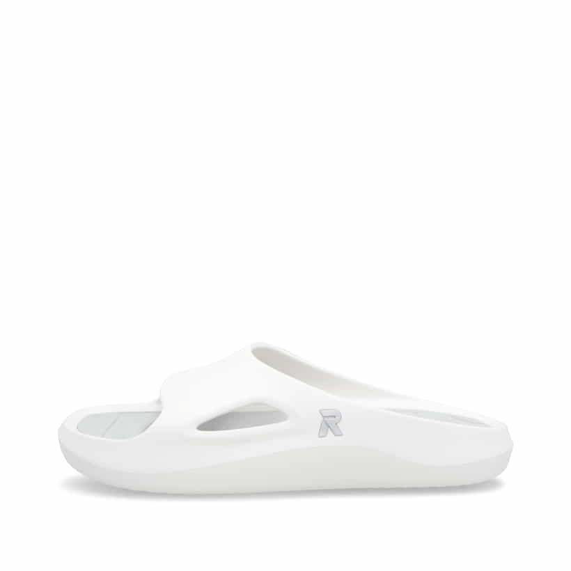 Weiße Rieker Herren Pantoletten U3450-80 mit ultraleichter und flexibler Sohle. Schuh Außenseite.