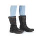 
Tiefschwarze Rieker Damen Kurzstiefel Z4755-00 mit einer robusten Profilsohle. Schuh am Fuß