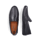 Glanzschwarze Rieker Herren Slipper 09557-00 mit der Komfortweite G 1/2. Schuh von oben, liegend.