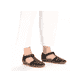 Schwarze Rieker Damen Riemchensandalen M1675-00 mit einem Klettverschluss. Schuh am Fuß.