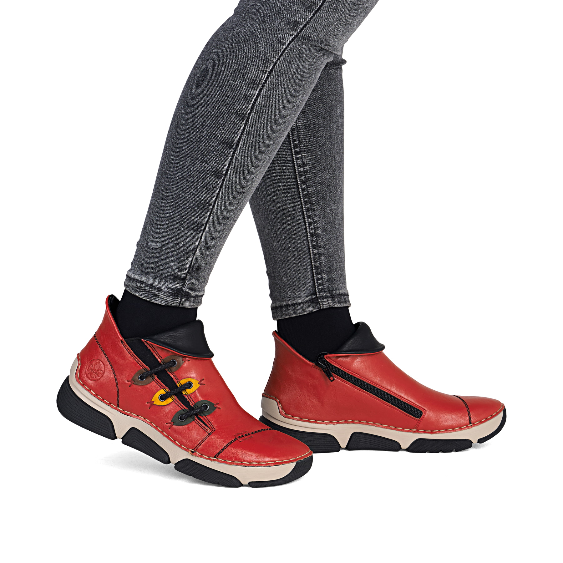 Rot-schwarze Rieker Damen Kurzstiefel 45983-33 mit einem Reißverschluss. Schuh am Fuß.
