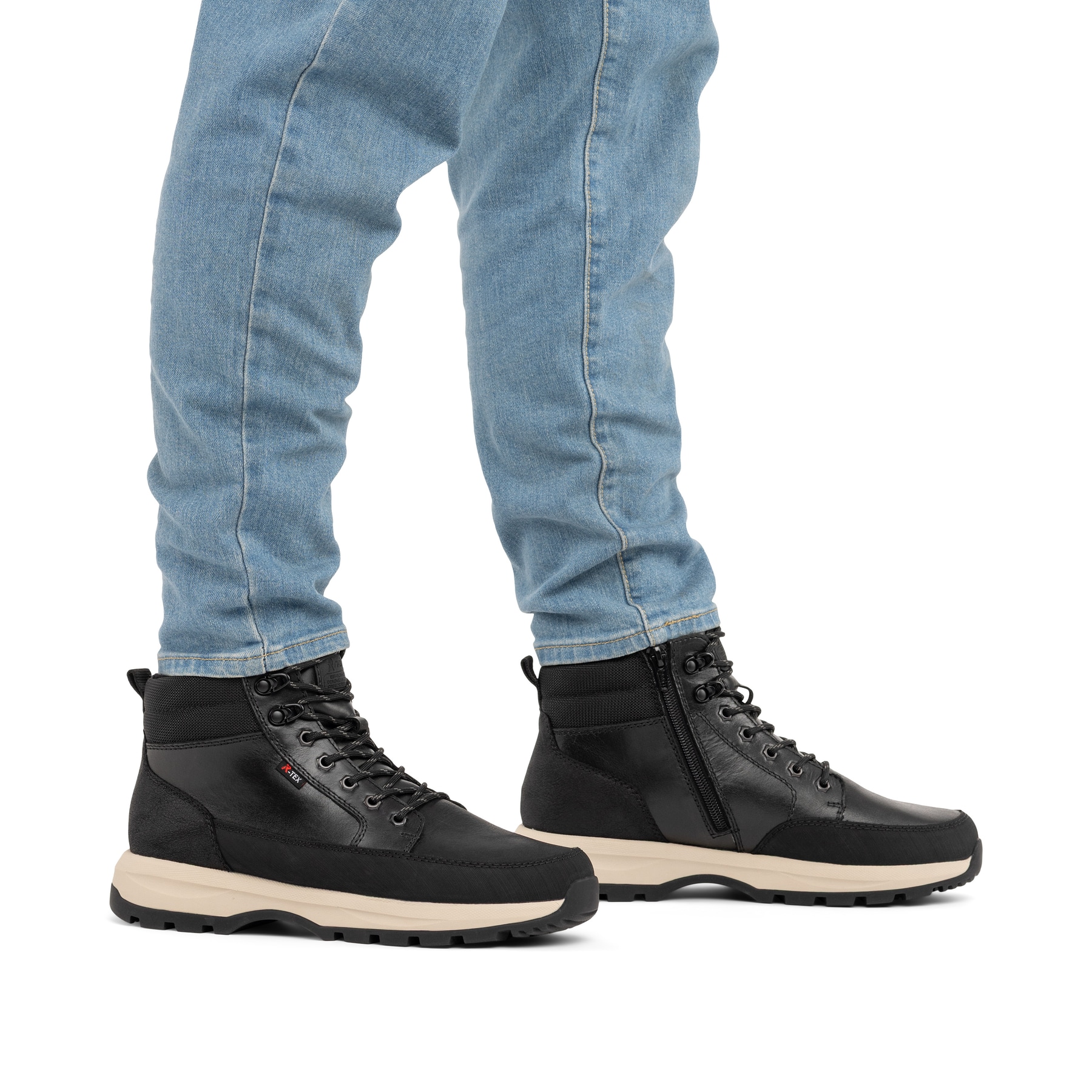 Schwarze Rieker Herren Schnürstiefel U1674-00 aus Glattleder. Schuh am Fuß.