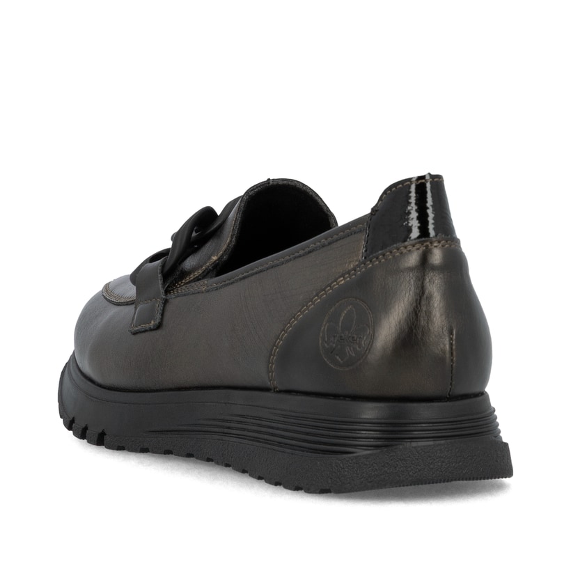 Braune Rieker Damen Loafer 49051-25 aus Glattleder mit Deko-Kette sowie Gummizug. Schuh von hinten.
