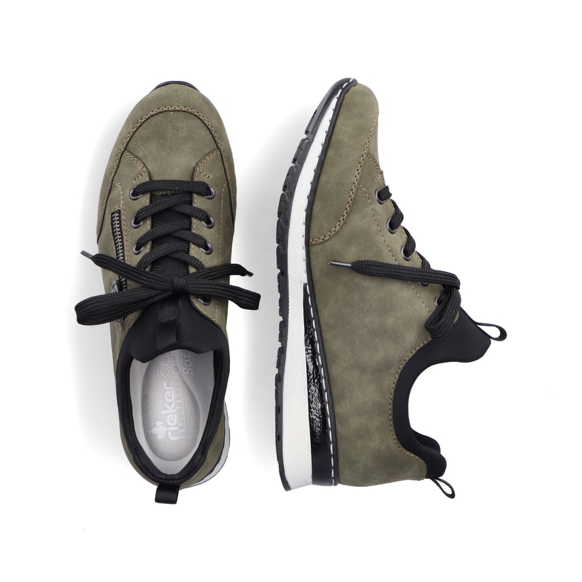 Khakigrüne Rieker Damen Slipper 54470-55 mit Elastikeinsatz sowie einer leichten Sohle. Schuhpaar von oben.