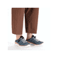 Blaue Rieker Damen Clogs N4210-14 mit einem Gummizug. Schuh am Fuß.