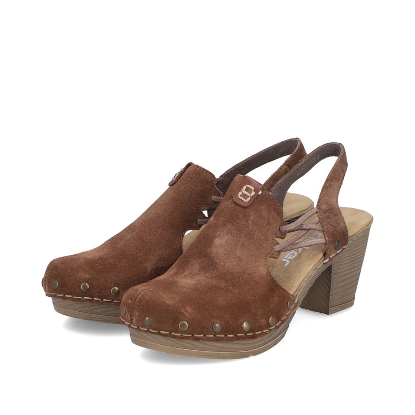 Braune Rieker Slingpumps 66775-24 aus Rauleder mit handgestickten Nähten. Schuhpaar seitlich schräg.