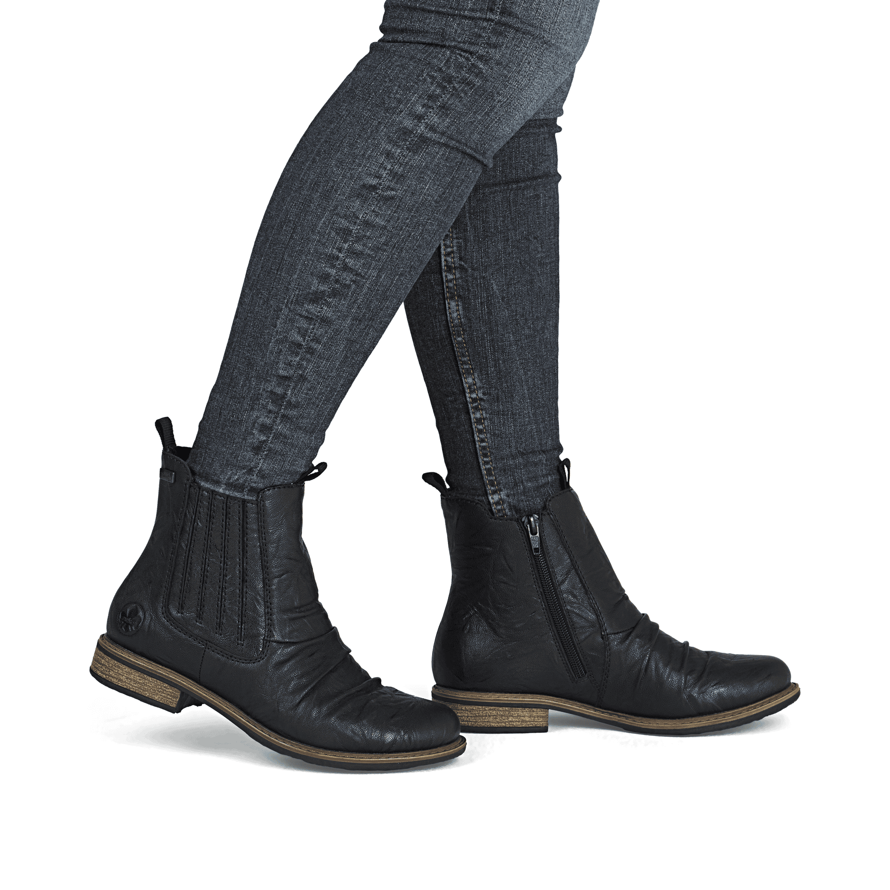 Chelsea Boots Rieker noires pour femme 74855-00 en cuir lisse. Chaussure au pied.