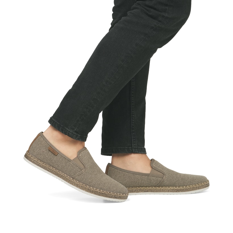 Beige Rieker Herren Slipper B5265-64 mit einem Gummizug sowie Komfortweite G 1/2. Schuh am Fuß.