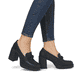 Schwarze Rieker Pumps Y4150-01 mit Deko-Kette sowie der Komfortweite G. Schuh am Fuß.