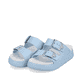 Blaue Rieker Damen Pantoletten P2180-10 mit Schnallen sowie ultraleichter Sohle. Schuhpaar seitlich schräg.