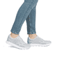 Graue Rieker Damen Sneaker Low M9000-40 mit Schnürung sowie ultraleichter Sohle. Schuh am Fuß.