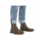 Nougatbraune Rieker Herren Chelsea Boots 31650-23 mit einer robusten Profilsohle. Schuh am Fuß