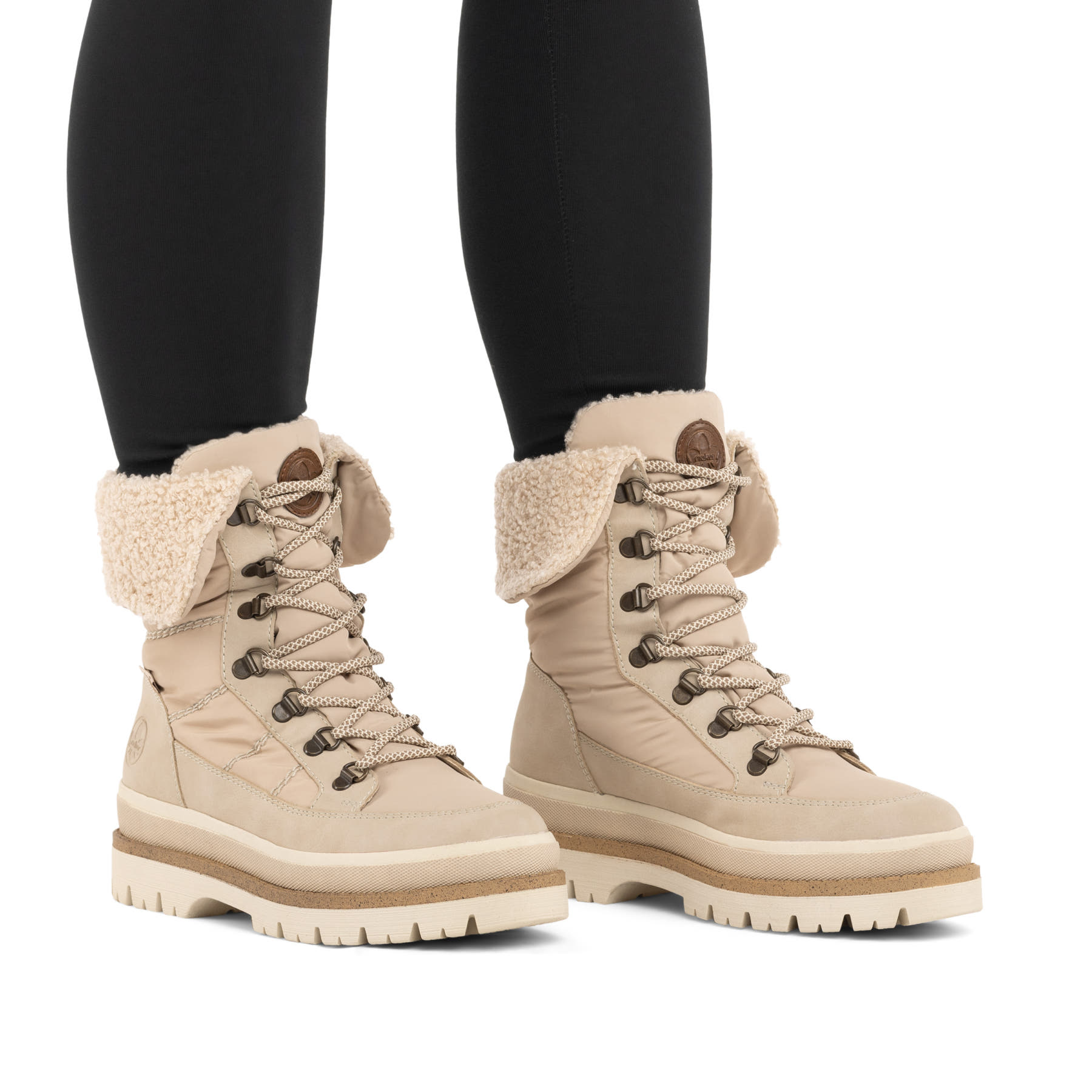 Beige Rieker Damen Schnürstiefel Y6200-62 mit wasserabweisender TEX-Membran. Schuh am Fuß.