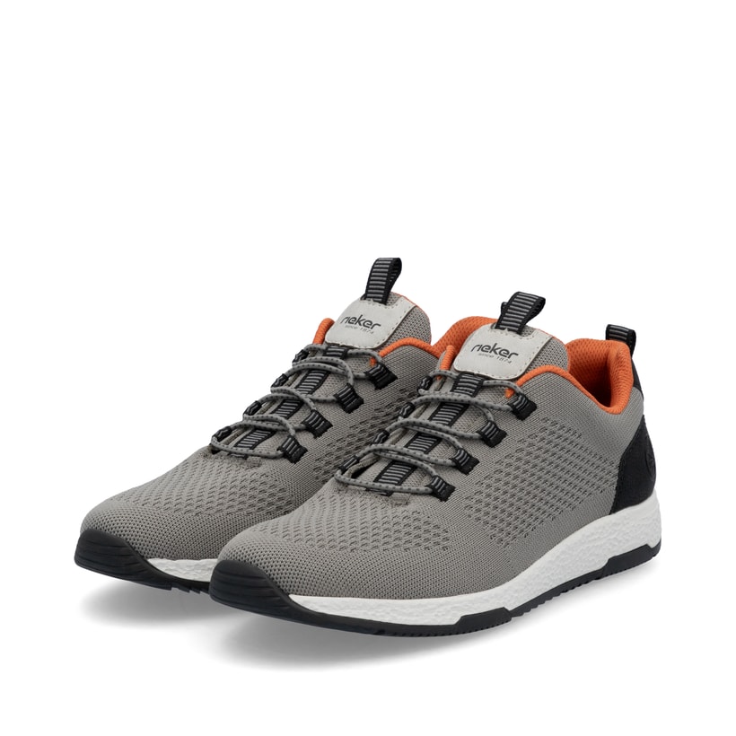 Graue Rieker Herren Slipper B3454-42 mit einem Gummizug sowie der Extraweite H. Schuhpaar seitlich schräg.