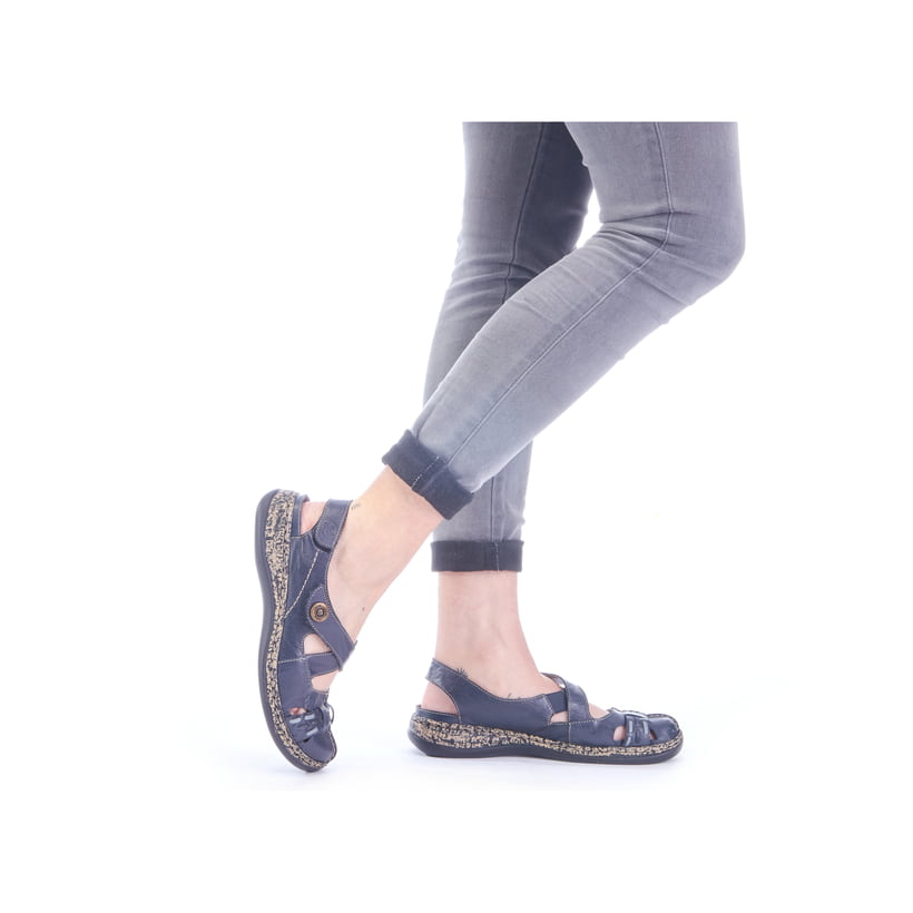 Blaue Rieker Ballerinas 46377-14 mit einem Klettverschluss. Schuh am Fuß.