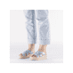 Blaue Rieker Damen Pantoletten V4989-10 mit angesagtem Animal-Print. Schuh am Fuß.