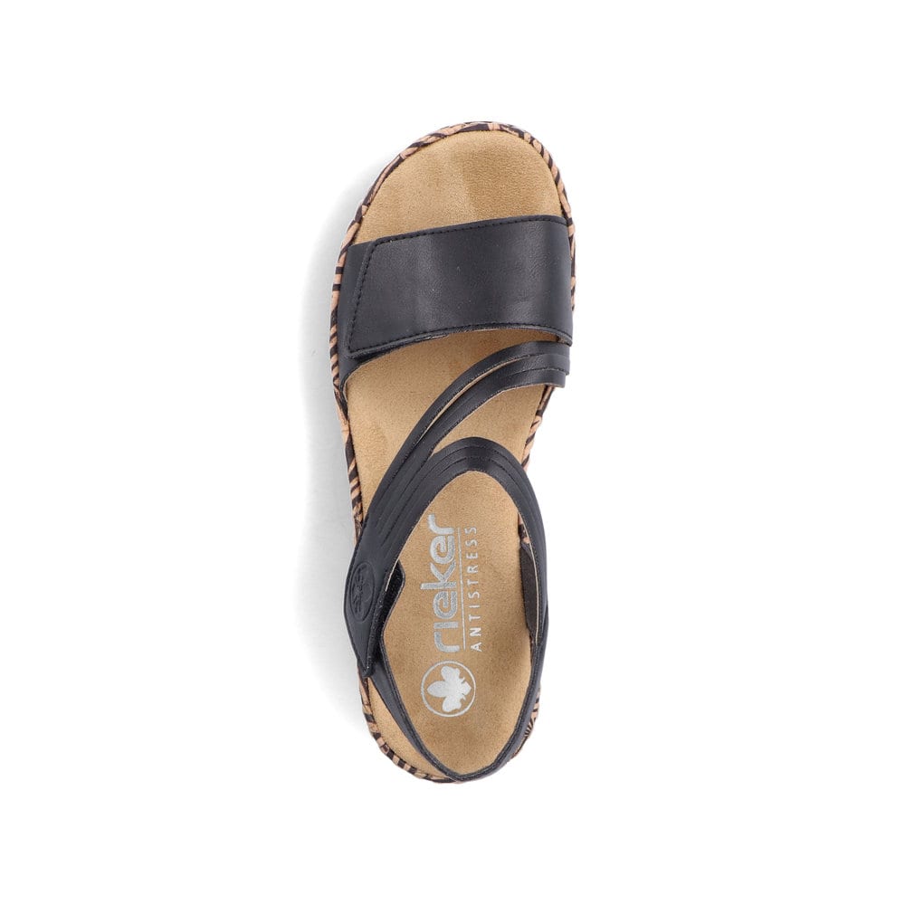 Schwarze Rieker Keilsandaletten V3964-02 mit stilvollem Muster. Schuh von oben.