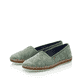 Grüne Rieker Damen Slipper M2270-53 mit handgestickten Nähten sowie Gummizug. Schuhpaar seitlich schräg.