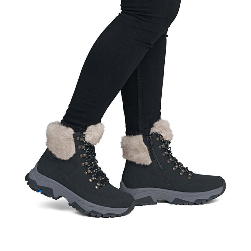 Schwarz-beige Rieker Damen Schnürstiefel Z3971-00 aus Rauleder mit Glacier Grip. Schuh am Fuß.