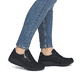 Baskets basses Rieker noires pour femmes 59501-00 avec fermeture éclair. Chaussure au pied.