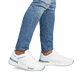 Weiße Rieker Herren Sneaker Low U1400-80 mit Schnürung sowie flexibler Sohle. Schuh am Fuß.