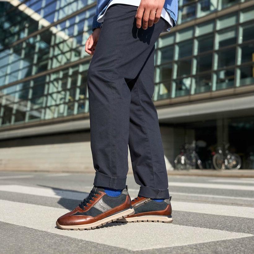 Braune Rieker Herren Sneaker Low B0507-24 getragen