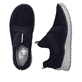 Blaue Rieker Damen Slipper 51556-14 mit einem Elastikeinsatz. Schuh von oben, liegend.