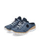 Blaue Rieker Damen Clogs N4210-14 mit einem Gummizug. Schuhpaar seitlich schräg.