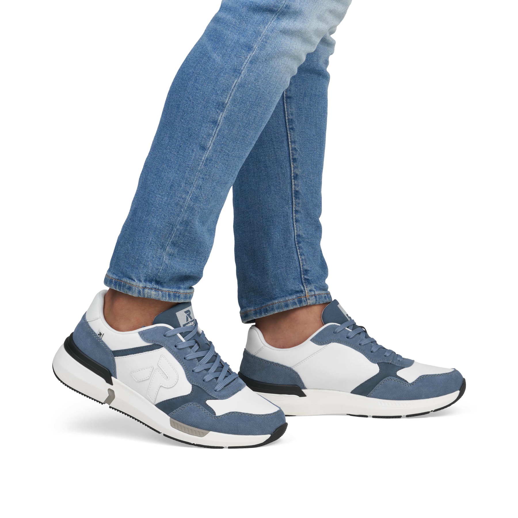 Weiße Rieker Herren Sneaker Low U1400-81 mit Schnürung sowie flexibler Sohle. Schuh am Fuß.