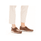 Braune Rieker Herren Slipper 11962-25 aus Glattleder mit modernen Ziernähten. Schuh am Fuß.