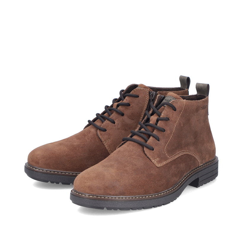 Braune Rieker Herren Schnürstiefel 33106-22 aus Rauleder mit modernen Ziernähten. Schuhpaar seitlich schräg.