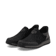 Schwarze Rieker Herren Slipper B9057-00 mit einem Gummizug sowie Extraweite H. Schuhpaar seitlich schräg.