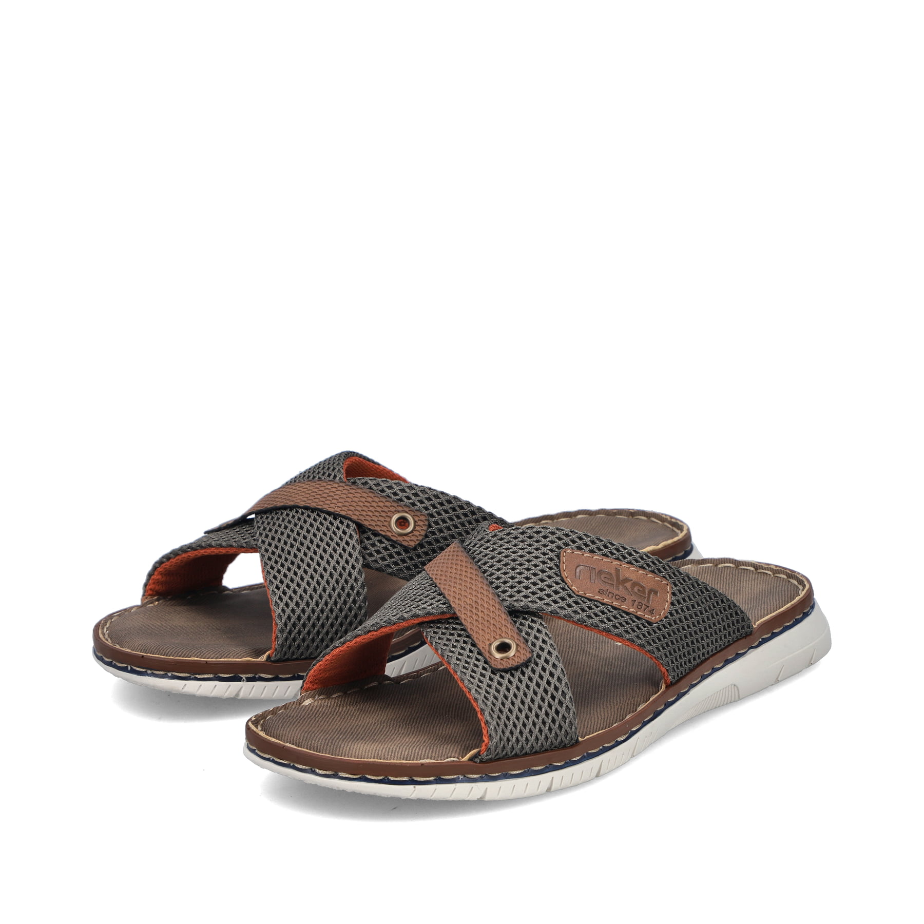 Grüne Rieker Herren Pantoletten 21340-54 mit der Komfortweite G. Schuhpaar seitlich schräg.