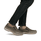Braune Rieker Herren Slipper 03365-25 mit einem Gummizug sowie der Extraweite H. Schuh am Fuß.