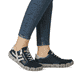 Schwarze Rieker Damen Slipper L0363-00 mit einem Reißverschluss. Schuh am Fuß.