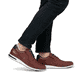 Braune Rieker Herren Slipper 11303-24 mit Schnürung sowie der Komfortweite G 1/2. Schuh am Fuß.