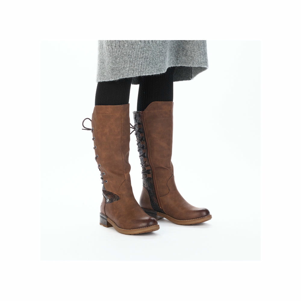 Braune Rieker Damen Hochschaftstiefel 94693-24 mit wasserabweisender TEX-Membran. Schuh am Fuß.