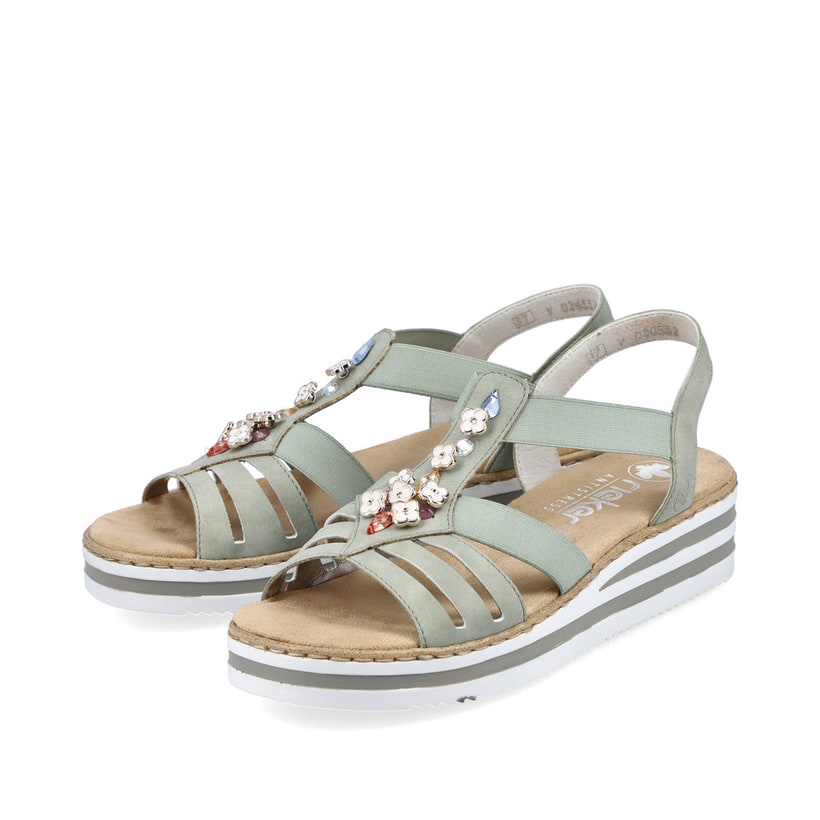 Grüne Rieker Keilsandaletten V0245-52 mit Schmuckelementen sowie einem Gummizug. Schuhpaar seitlich schräg.